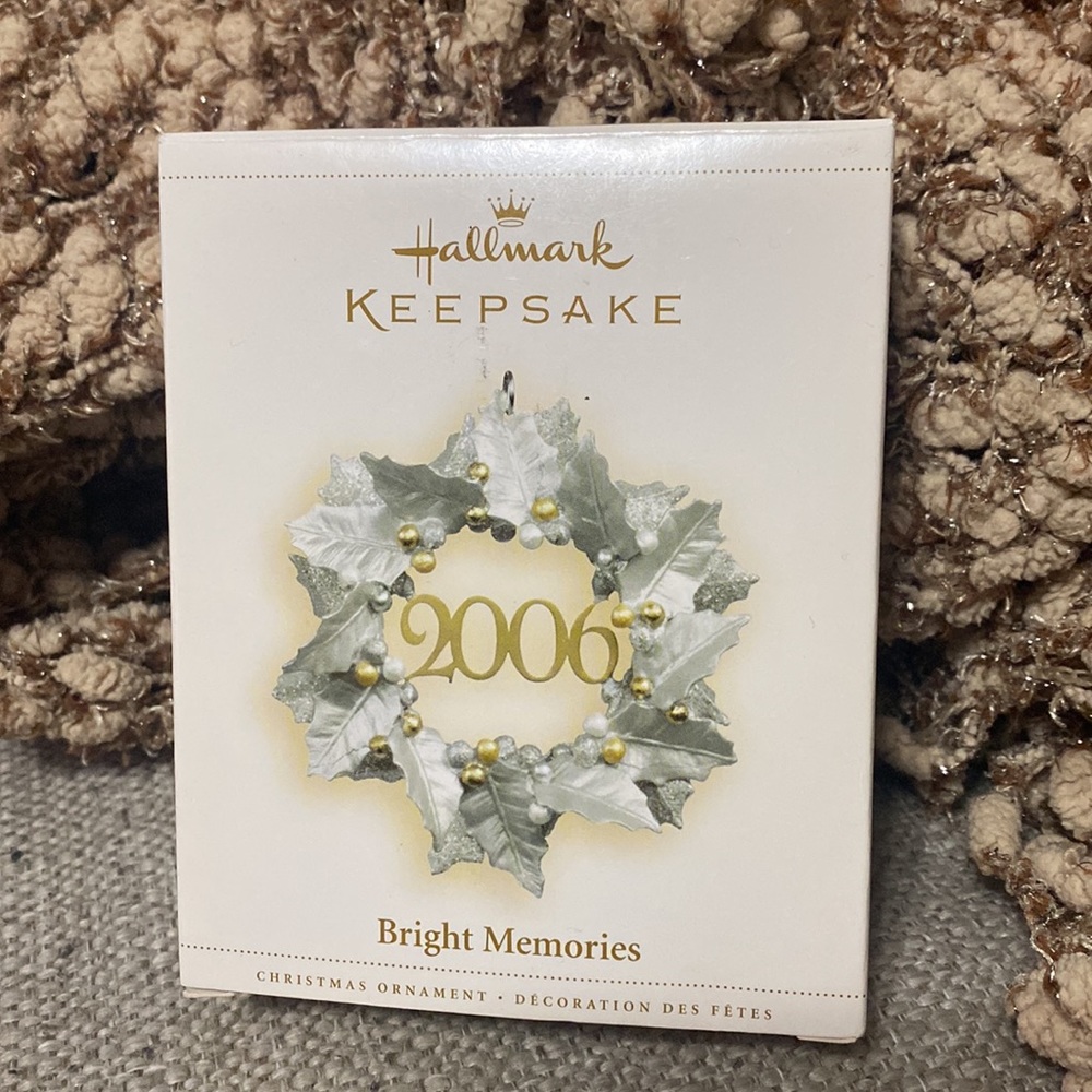 Vintage 2006 Hallmark keepsake ornament. Bright Memories. 🎄